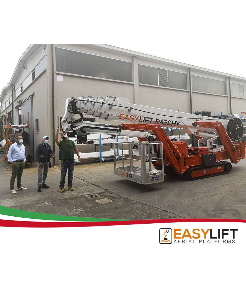 Marco Ruini Noleggio sceglie un R420HY con argano